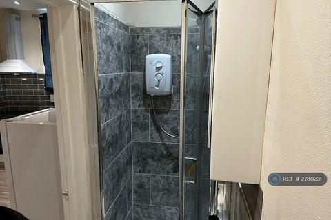 Studio to rent, Station Road, London, NW10