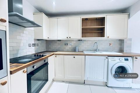 4 bedroom semi-detached house to rent, Dolphin Road, Northolt, UB5