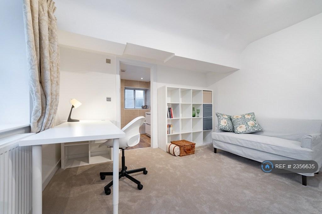 Large En-Suite Bedroom