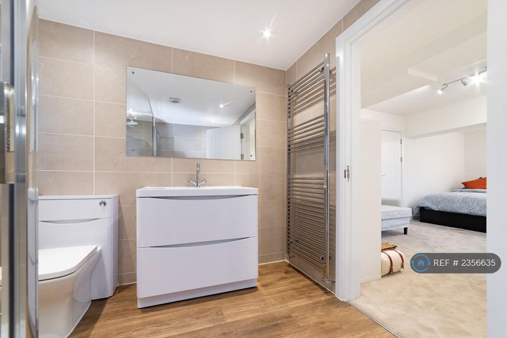 Large En-Suite Bathroom