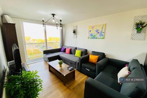 2 bedroom flat to rent, Azalea House, Feltham, TW13