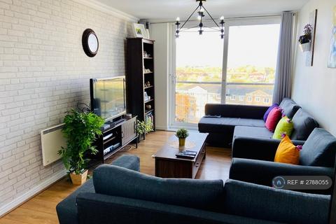 2 bedroom flat to rent, Azalea House, Feltham, TW13