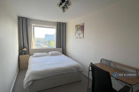 2 bedroom flat to rent, Azalea House, Feltham, TW13