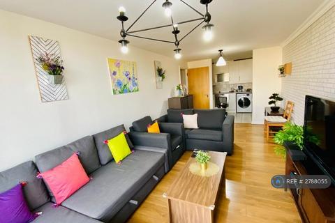 2 bedroom flat to rent, Azalea House, Feltham, TW13