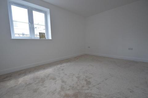 2 bedroom apartment to rent, St. Pauls Avenue, Slough, Berkshire, SL2