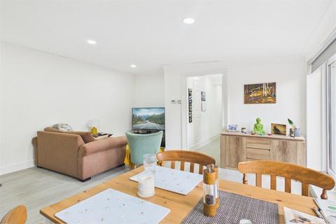 2 bedroom flat for sale, Southfields, London, SW18