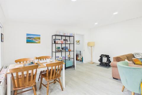 2 bedroom flat for sale, Southfields, London, SW18