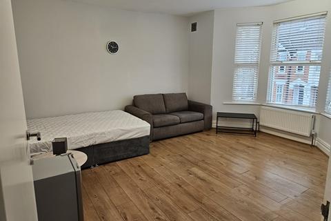 2 bedroom house share to rent, King-size bedsit all bills included Richmond Rd Bedford