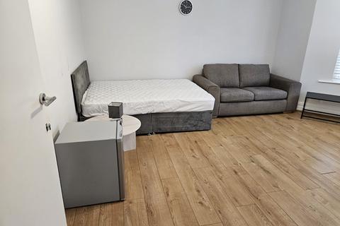2 bedroom house share to rent, King-size bedsit all bills included Richmond Rd Bedford