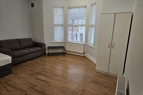 2 bedroom house share to rent, King-size bedsit all bills included Richmond Rd Bedford