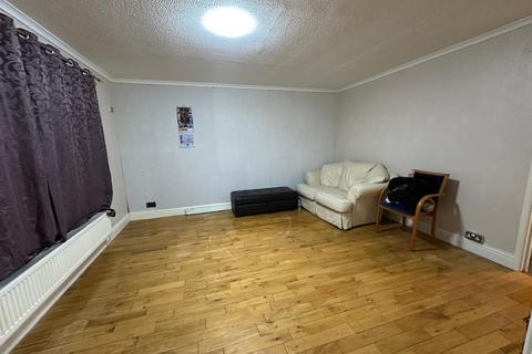 2 bedroom terraced house to rent, Hayes, Hayes UB4