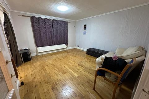 2 bedroom terraced house to rent, Hayes, Hayes UB4