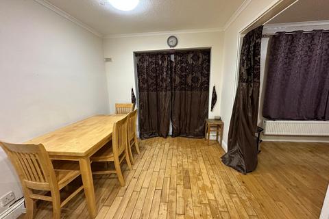 2 bedroom terraced house to rent, Hayes, Hayes UB4