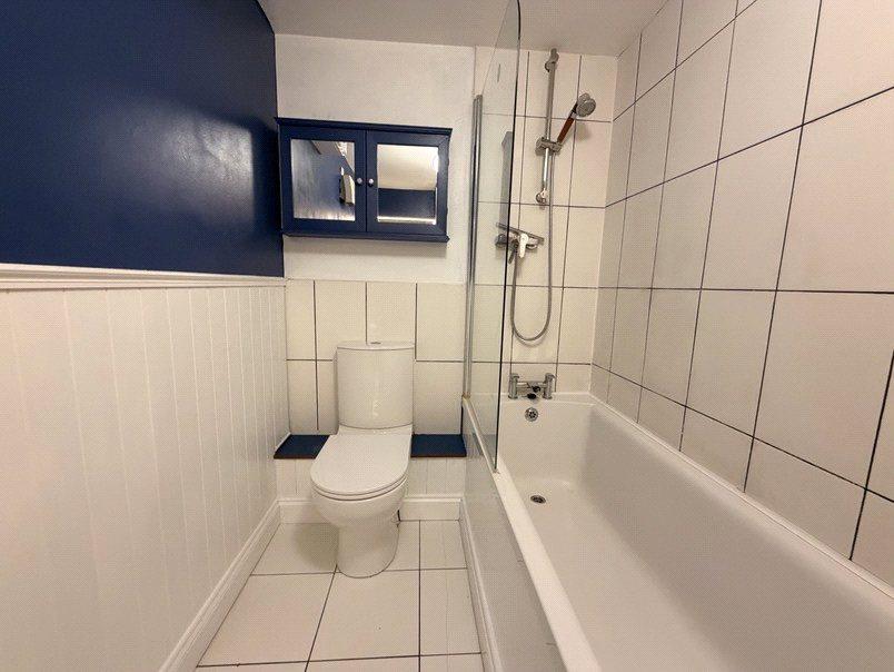 Bath With Showerover