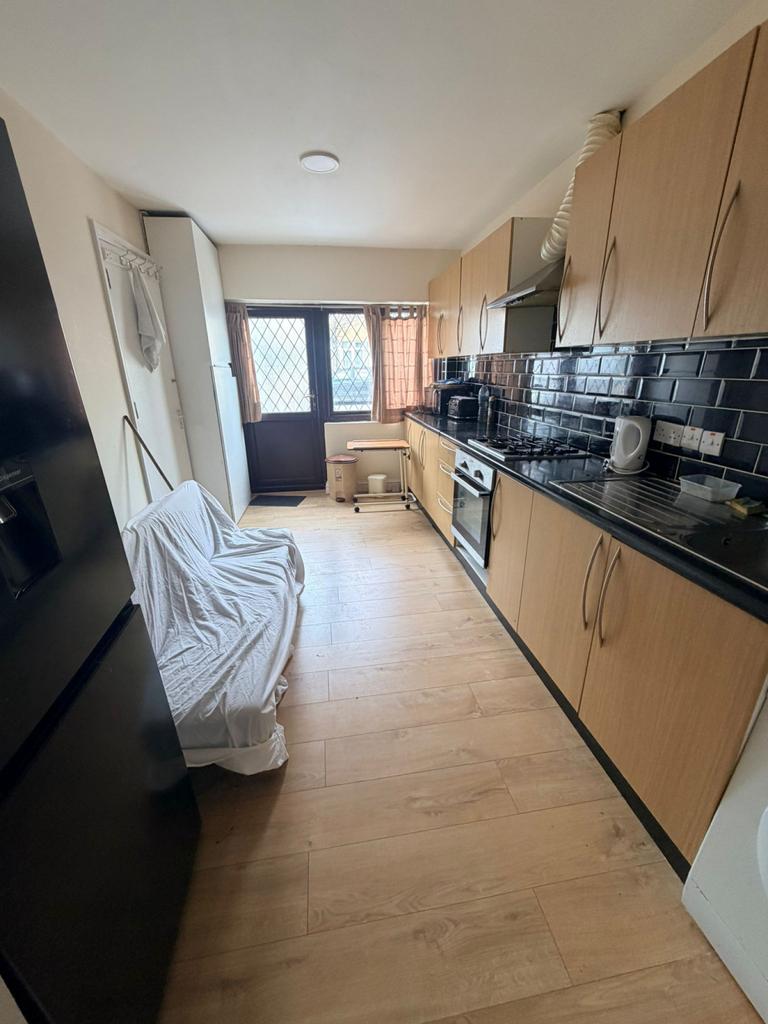 A Lovely 2 Bedroom Flat Available to Rent in Ilfo