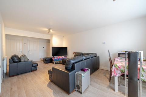 3 bedroom flat for sale, London Road, Stanmore HA7