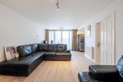 3 bedroom flat for sale, London Road, Stanmore HA7