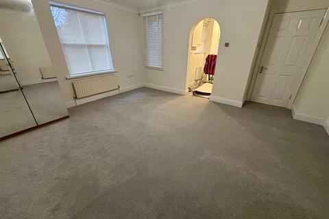 Studio to rent, Woodside Avenue, Woodside Park