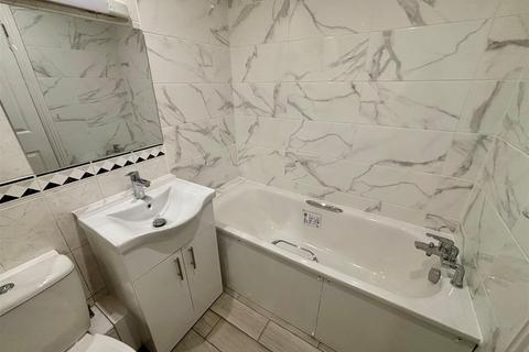 Studio to rent, Woodside Avenue, Woodside Park