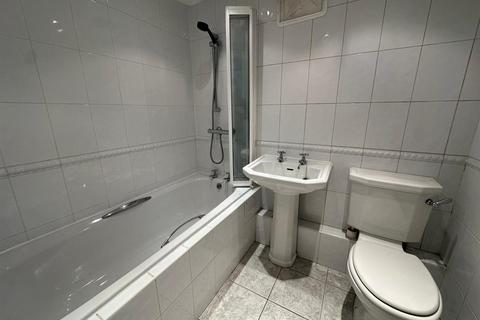2 bedroom apartment to rent, The Royal Salford
