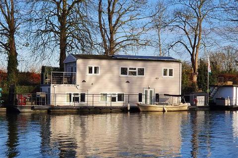 undefined, Chertsey Road, Shepperton TW17