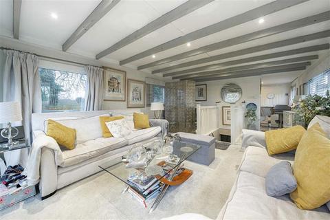 undefined, Chertsey Road, Shepperton TW17