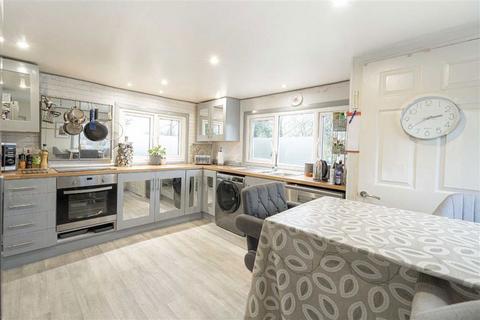 undefined, Chertsey Road, Shepperton TW17