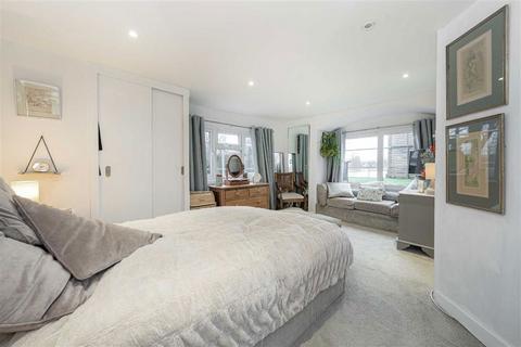 undefined, Chertsey Road, Shepperton TW17