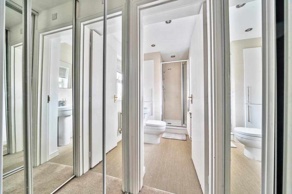 Walk in Wardobe to Bathroom