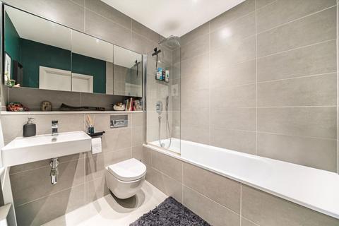1 bedroom flat for sale, Waleorde Road, London SE17