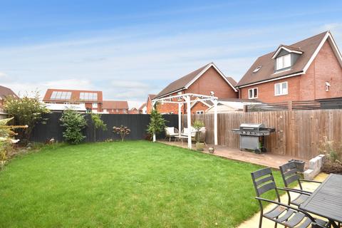 3 bedroom semi-detached house for sale, Horley, Surrey, RH6