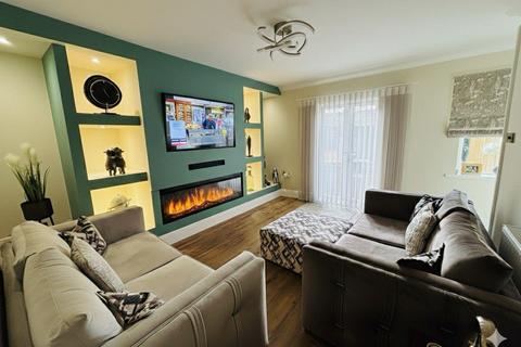 2 bedroom cottage for sale, Forge Row, New Farnley, Leeds