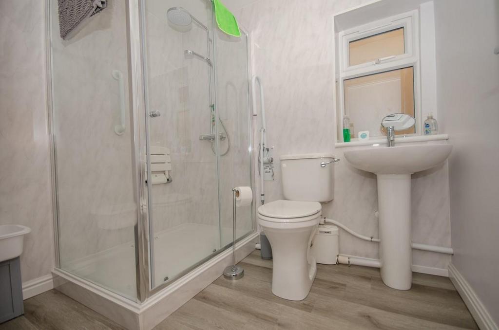 GF shower room.jpg