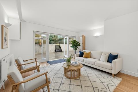 2 bedroom house to rent, Colinette Road, London