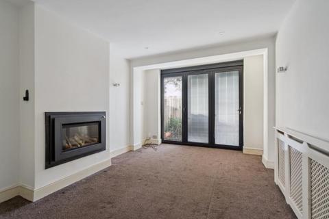 4 bedroom semi-detached house to rent, Lyncroft Avenue