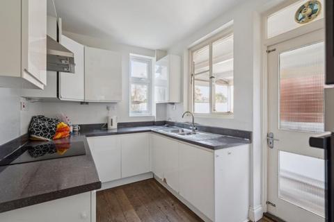 4 bedroom semi-detached house to rent, Lyncroft Avenue