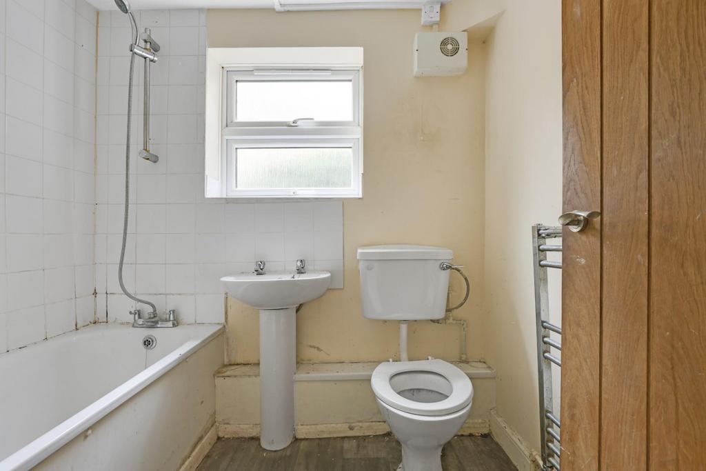 10-e960 JHProp Wpen - 70 Fairlawn Road - 16.jpg