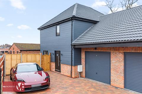 3 bedroom semi-detached house for sale, Hoddesdon EN11