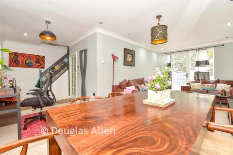 Hind Close, Chigwell IG7