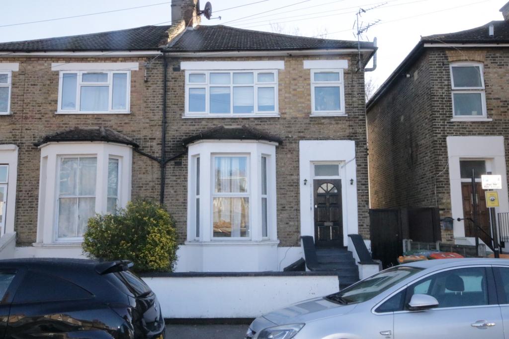 A vacant one Bedroom Flat convenient for access t