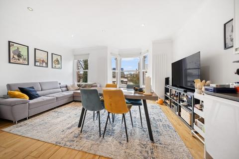 3 bedroom duplex to rent, Pyrmont Road, London W4