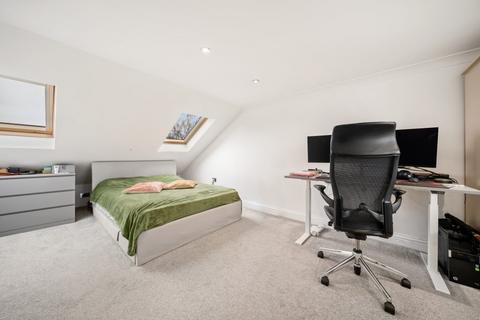 3 bedroom duplex to rent, Pyrmont Road, London W4