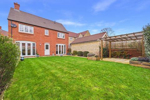 4 bedroom detached house for sale, Plantation Lane, Towcester, NN12