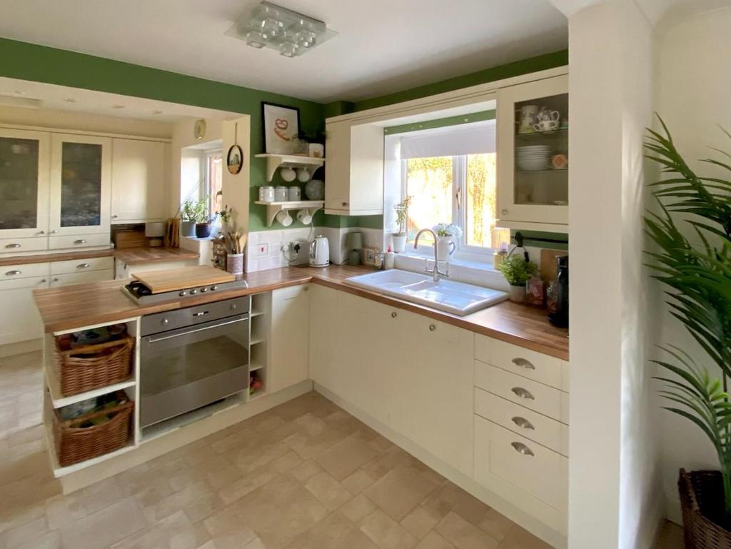 Kitchen/Dining Area