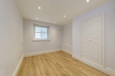 3 bedroom flat to rent, Chiswick High Road, London W4