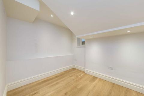 3 bedroom flat to rent, Chiswick High Road, London W4
