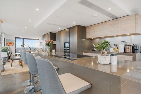 3 bedroom apartment to rent, Chronicle Tower, City Road. London EC1V
