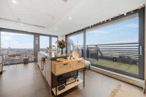 3 bedroom apartment to rent, Chronicle Tower, City Road. London EC1V