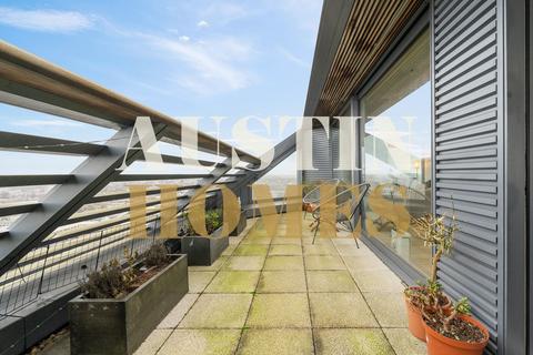 3 bedroom apartment to rent, Chronicle Tower, City Road. London EC1V