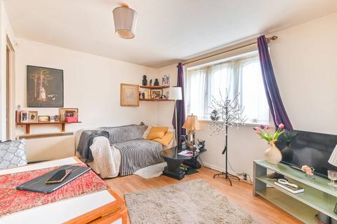 Studio to rent, Chartwell Close,, Greenford, UB6